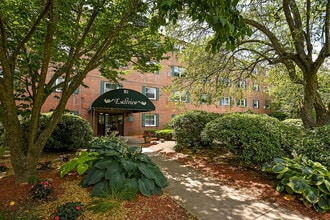 Eastview Apartments in Worcester, MA - Foto de edificio - Building Photo