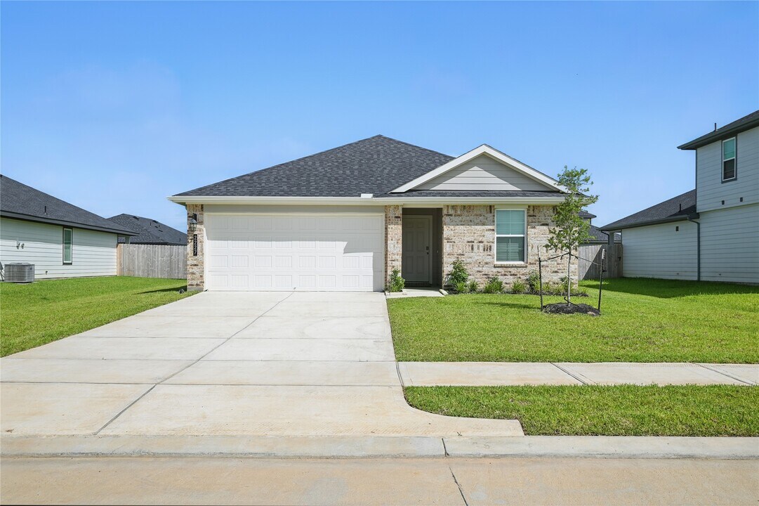 2227 Laurel Bloom Ln in Sealy, TX - Building Photo