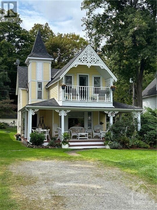 112 McKenzie Ln in Elizabethtown-Kitley, ON - Building Photo