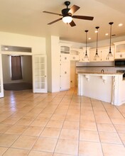 10013 Roehampton Ave in Bakersfield, CA - Foto de edificio - Building Photo