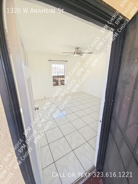 1320 W Anaheim St in Los Angeles, CA - Building Photo