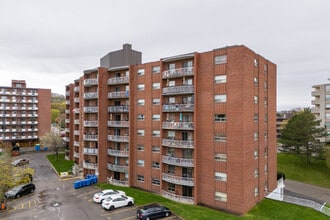 Village Green - Jefferson in Hamilton, ON - Building Photo - Building Photo