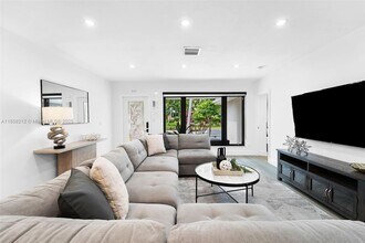 1305 Dewey St in Hollywood, FL - Building Photo - Building Photo