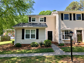 2201 Stonecutter Dr in Winston-Salem, NC - Foto de edificio - Building Photo