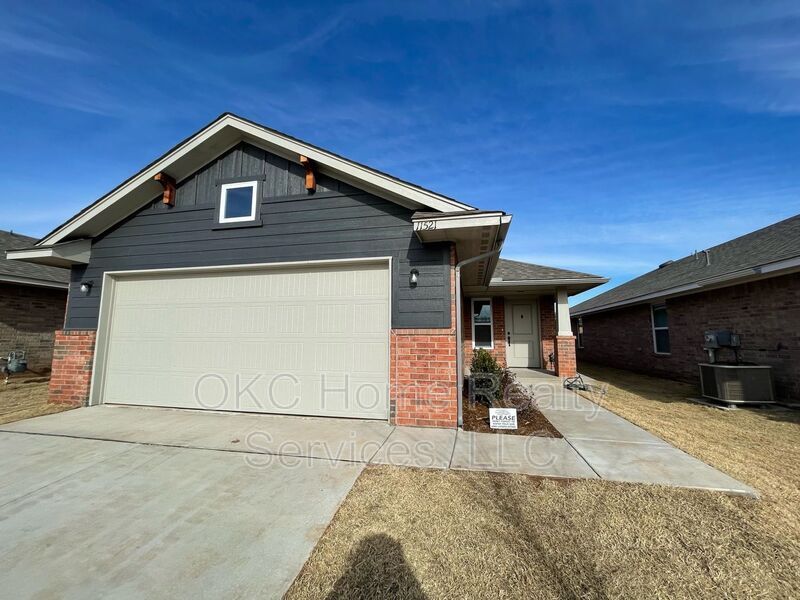 11521 SW 12th St in Yukon, OK - Building Photo