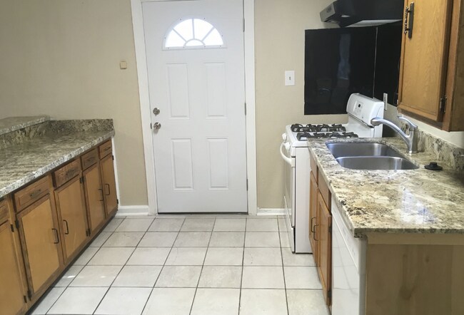 108 Waverly Dr in Bryan, TX - Building Photo - Building Photo