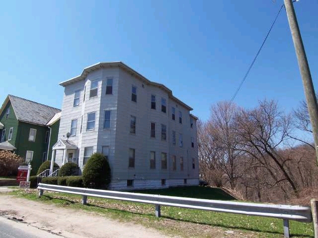 10-12 River St in Agawam, MA - Foto de edificio