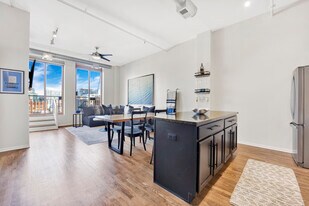 360 W Illinois St in Chicago, IL - Building Photo