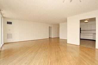 1055 River Rd in Edgewater, NJ - Building Photo - Building Photo