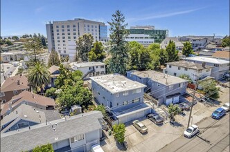 1449 E 32nd St, Unit C in Oakland, CA - Foto de edificio - Building Photo