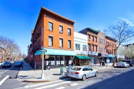325-327 Court St in Brooklyn, NY - Foto de edificio - Building Photo