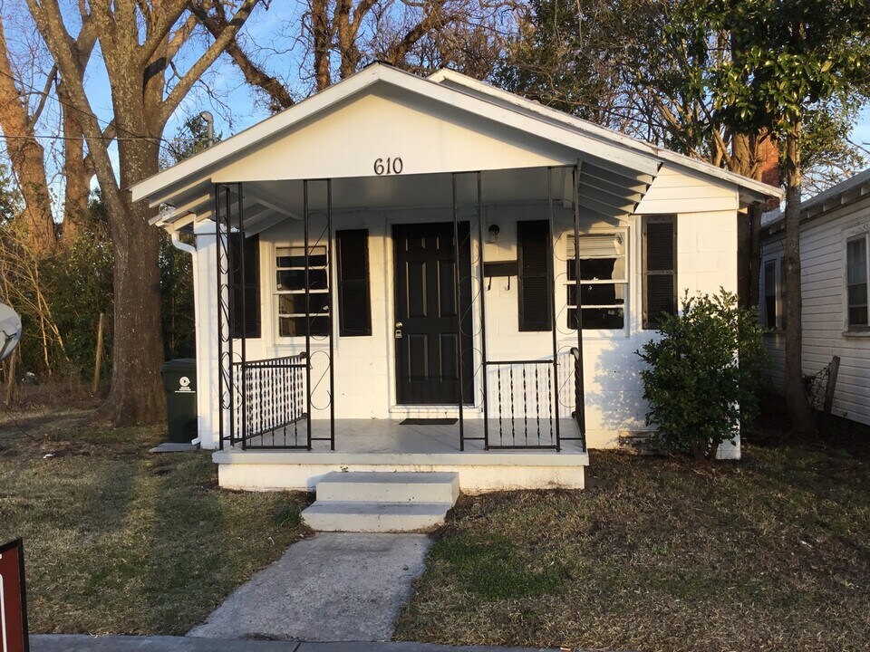 610 Roundtree St in New Bern, NC - Building Photo