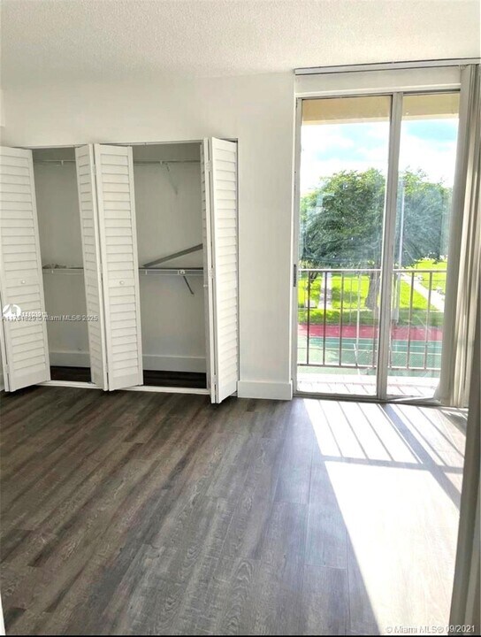 9210 Fontainebleau Blvd, Unit 209 in Miami, FL - Foto de edificio