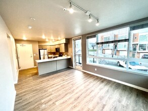 2330 Yakima Ct, Unit E204 in Tacoma, WA - Foto de edificio - Building Photo