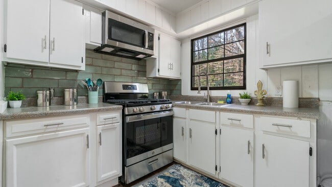 Room in House on Santa Barbara Dr NW in Atlanta, GA - Building Photo - Building Photo