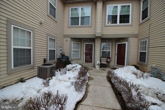 1004 Julian Dr W in Warminster, PA - Foto de edificio - Building Photo