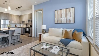 101 S Center St in Arlington, TX - Building Photo