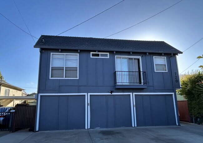 720 Stannage Ave, Unit B in Albany, CA - Foto de edificio - Building Photo