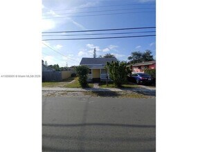 241 NW 5th Ave in Dania Beach, FL - Building Photo - Building Photo