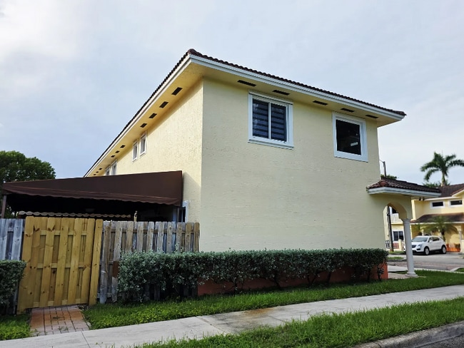 7422 NW 182nd St in Hialeah, FL - Building Photo - Building Photo