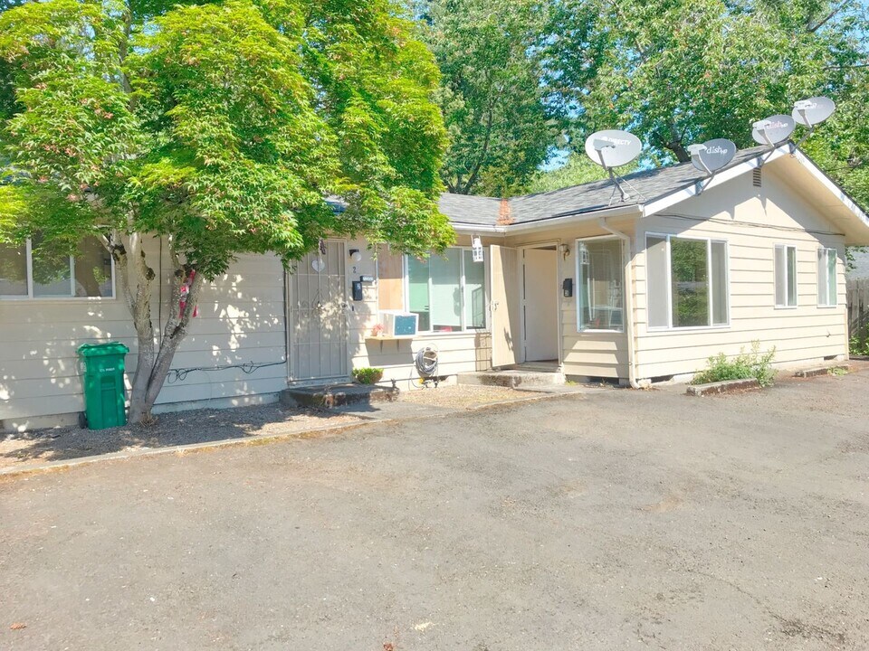 12955 SW Allen Blvd in Beaverton, OR - Foto de edificio