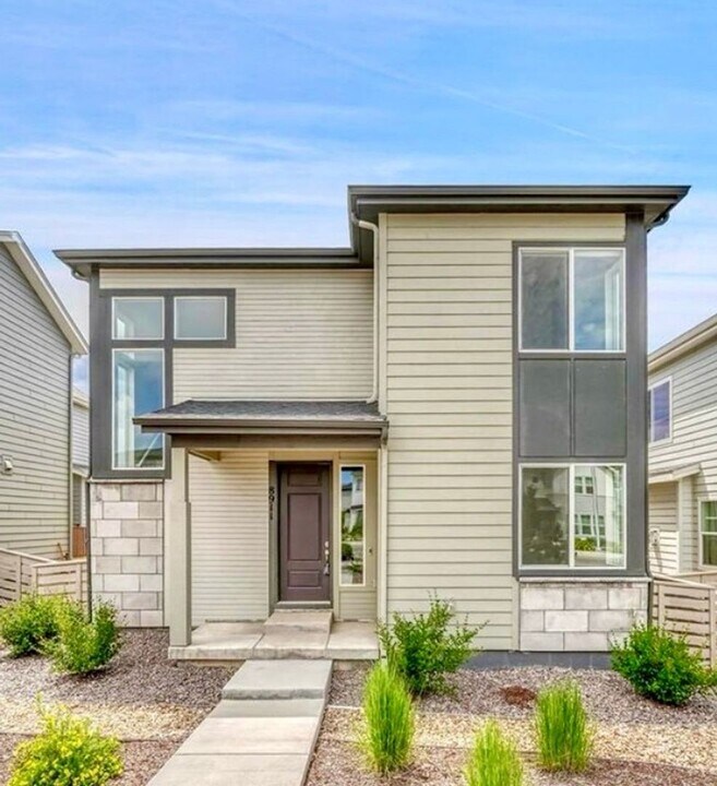 8911 Eagle River St in Littleton, CO - Foto de edificio