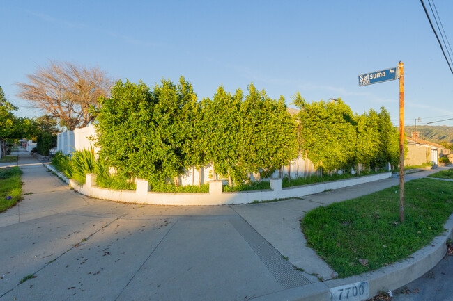 7700 Satsuma Ave in Sun Valley, CA - Foto de edificio - Building Photo