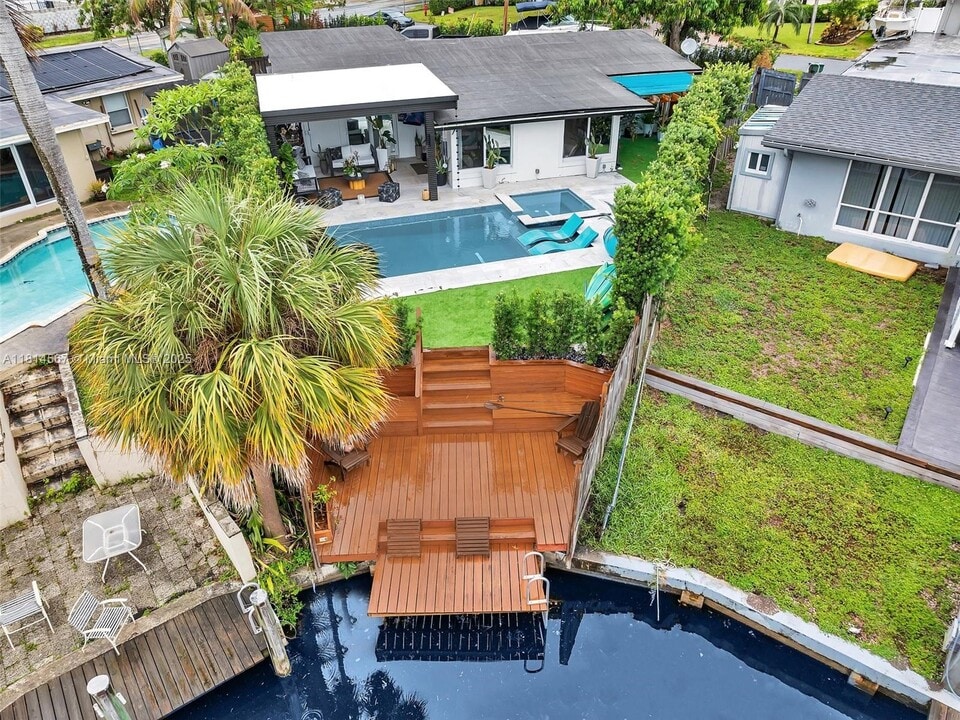 2407 Key Largo Ln in Fort Lauderdale, FL - Building Photo