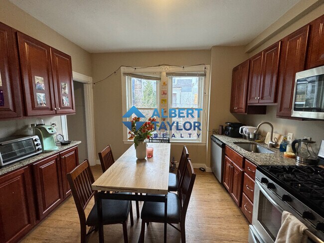 8 Sunset St, Unit 1