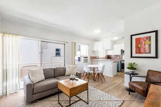 210 S Arnaz Dr in Beverly Hills, CA - Foto de edificio - Building Photo