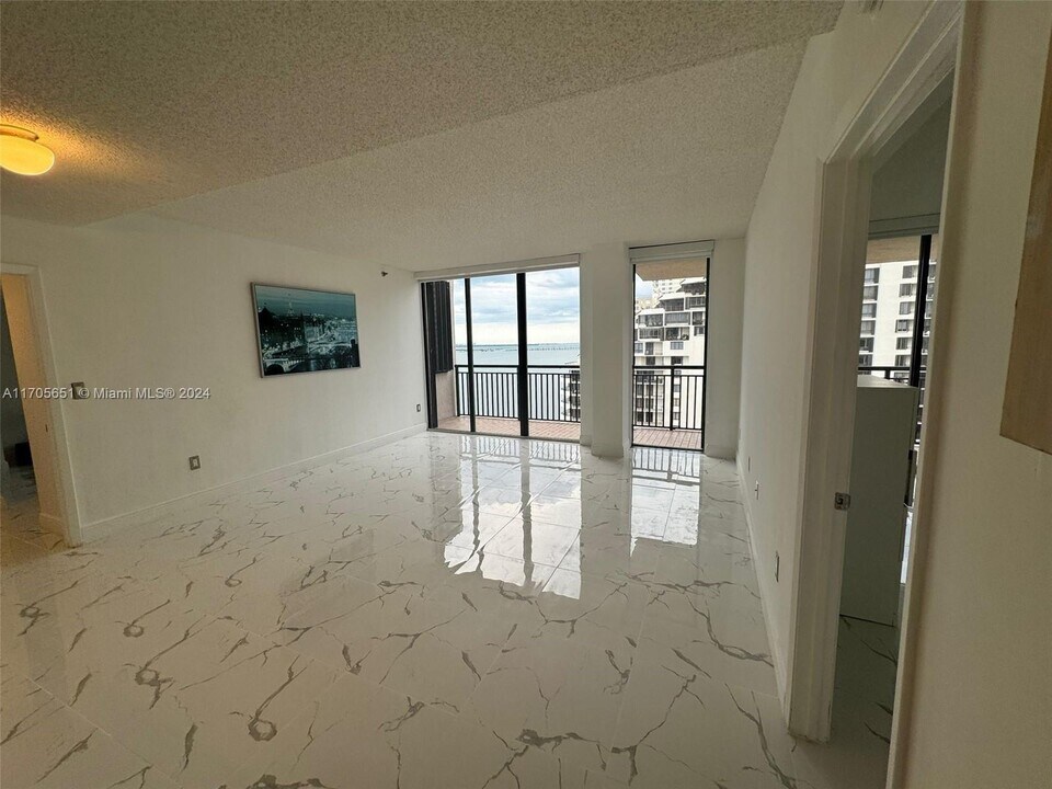 540 Brickell Key Dr, Unit 1621 in Miami, FL - Building Photo