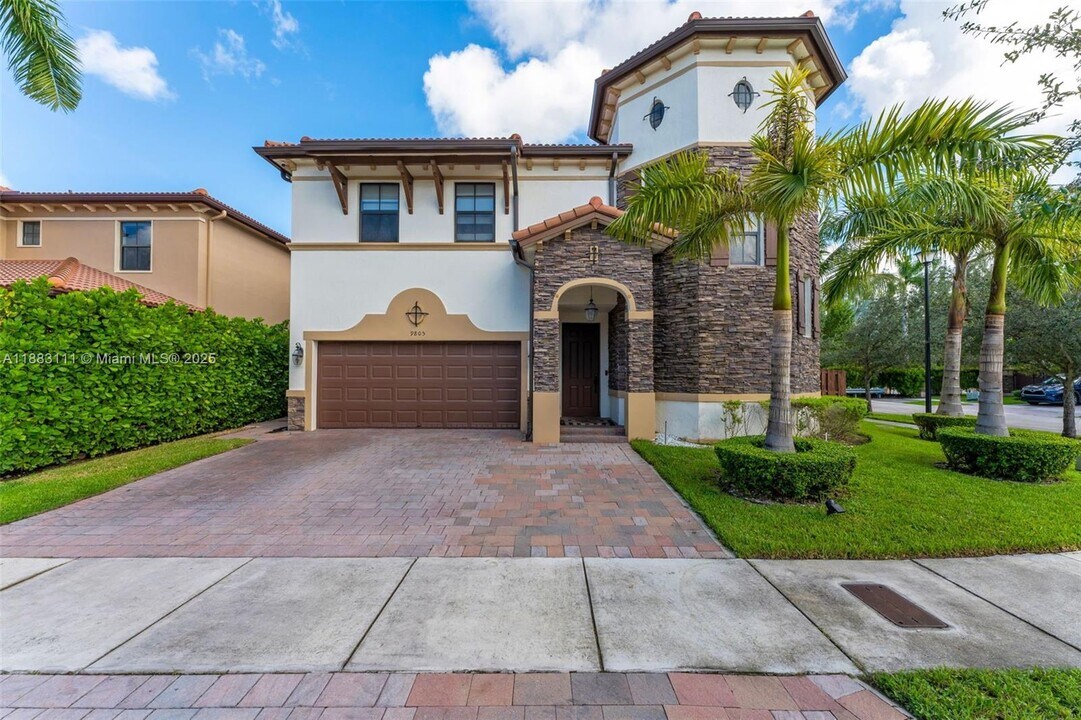 9805 NW 89th Terrace in Doral, FL - Building Photo