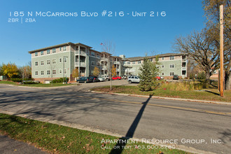 185 N McCarrons Blvd-Unit -Unit 216 in Roseville, MN - Foto de edificio - Building Photo