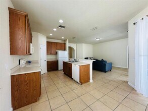 4989 Bond St W in Kissimmee, FL - Foto de edificio - Building Photo
