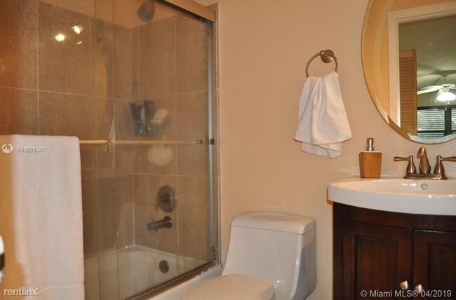 7195 NW 179th St in Hialeah, FL - Building Photo - Building Photo