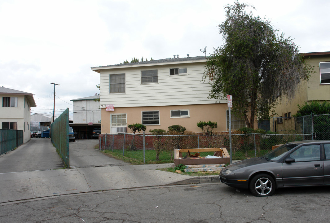 7915 Kester Ave in Panorama City, CA - Building Photo