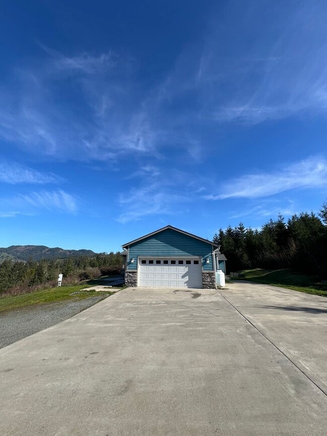 51107 Hwy 242 in Broadbent, OR - Building Photo - Building Photo