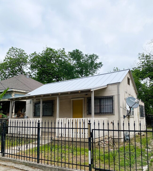 property at 1517 El Paso St