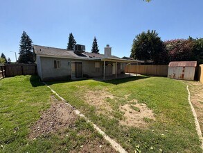 2210 W Buena Vista Ave in Visalia, CA - Building Photo - Building Photo