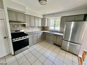 25 Huck Rd in Bloomfield, NJ - Building Photo - Building Photo