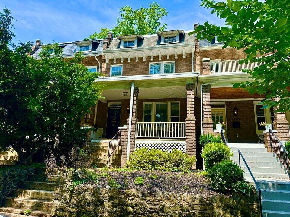 3211 Adams Mill Rd NW in Washington, DC - Building Photo