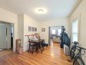 11 Porter St, Unit 3 in Somerville, MA - Building Photo - Building Photo