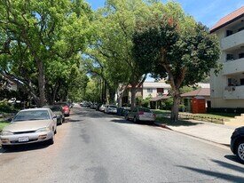 1422 Rock Glen Ave, Unit 207 in Glendale, CA - Building Photo