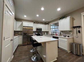 2205 SE Cochran Dr in Gresham, OR - Building Photo - Building Photo