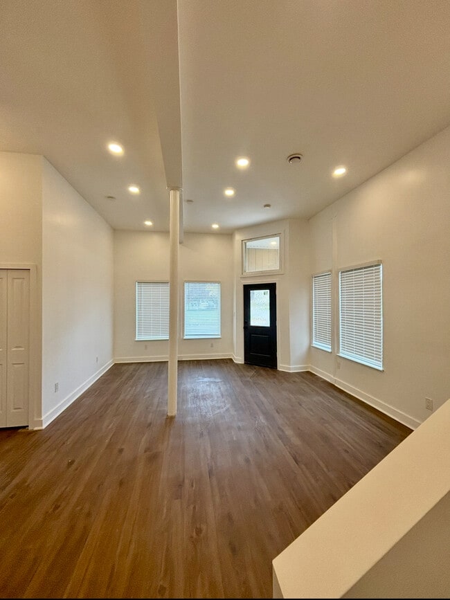 property at 2503 W Forest Ave