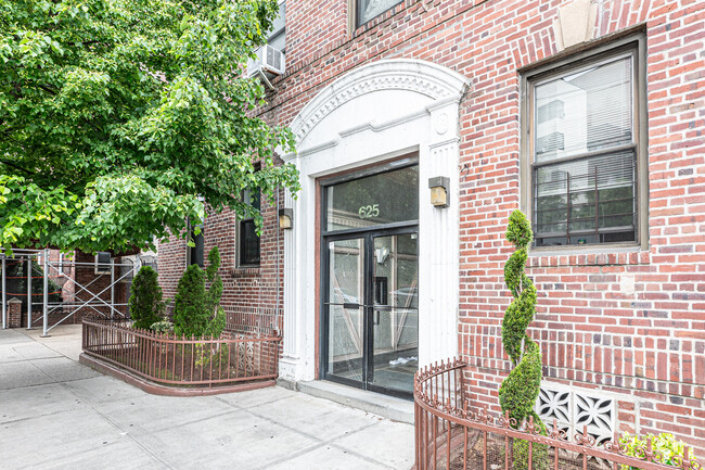 625 Caton Ave in Brooklyn, NY - Building Photo - Building Photo