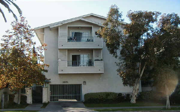 1071-1075 Junipero Ave in Long Beach, CA - Foto de edificio - Building Photo