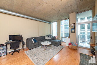 700 N Larrabee St, Unit 803 in Chicago, IL - Building Photo - Building Photo