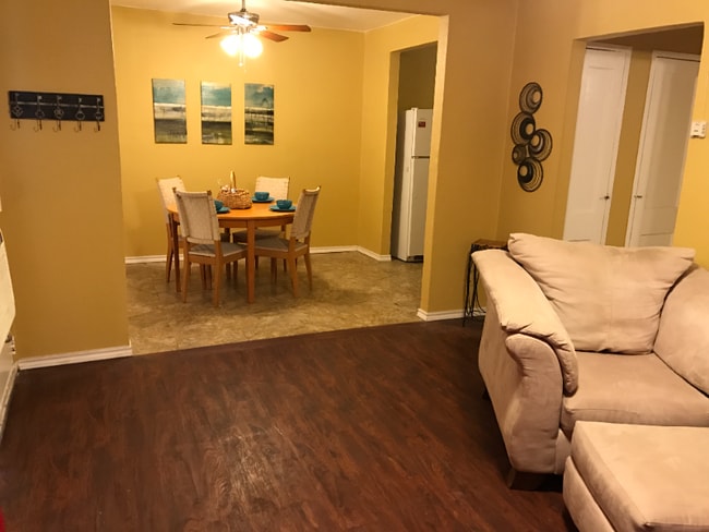 2403 N Elmendorf St in San Antonio, TX - Foto de edificio - Building Photo