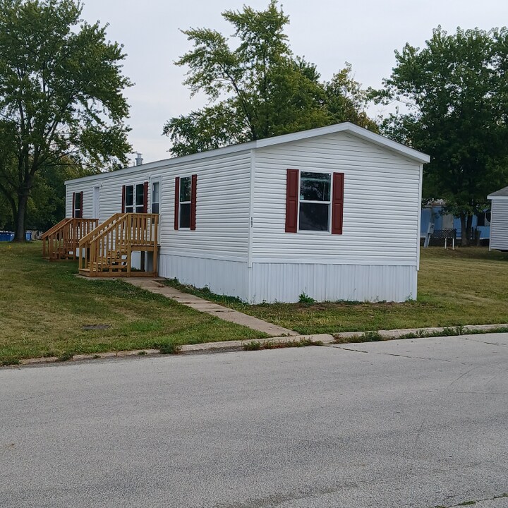 107 Pelican Dr in La Fontaine, IN - Building Photo